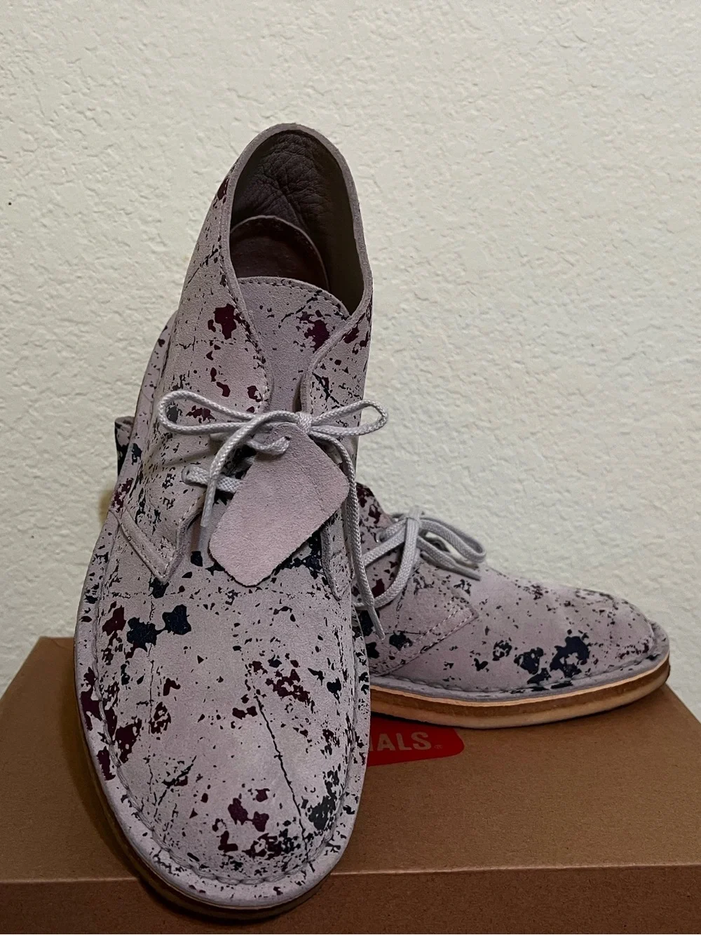 Clarks Men's Suede Chukka Boots in Light Gray with Navy & Burgundy Splatter